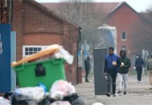 Les demandeurs d’asile logent dans des casernes “sales”, “pauvres” et “dangereuses” pendant la pandémie Les demandeurs d'asile logent dans des casernes `` sales '', `` pauvres '' et `` dangereuses '' pendant la pandémie
