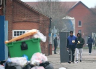 Les demandeurs d’asile logent dans des casernes “sales”, “pauvres” et “dangereuses” pendant la pandémie Les demandeurs d'asile logent dans des casernes `` sales '', `` pauvres '' et `` dangereuses '' pendant la pandémie
