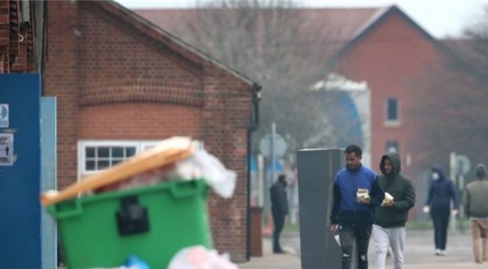 Les demandeurs d’asile logent dans des casernes “sales”, “pauvres” et “dangereuses” pendant la pandémie Les demandeurs d'asile logent dans des casernes `` sales '', `` pauvres '' et `` dangereuses '' pendant la pandémie