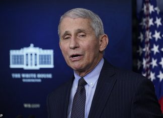 Dr Fauci, le plus grand expert américain en coronavirus, salue le succès de l’Australie Le Dr Fauci (photo), qui a été rejoint par le médecin-chef Paul Kelly dans une discussion en ligne mercredi matin, a déclaré que l'Australie s'était bien comportée pendant la pandémie par rapport à d'autres pays.